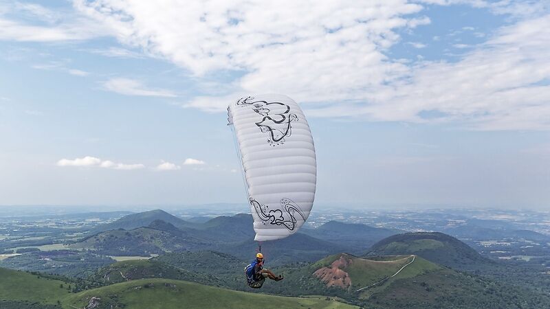 Россиянин погиб в Турции, разбившись о скалы во время полёта на параплане