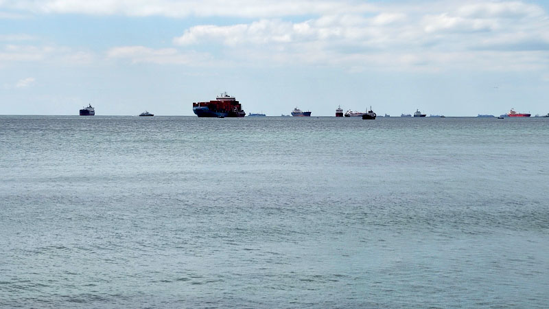 Движение судов в Дарданеллах остановлено из-за операции по снятию сухогруза с мели