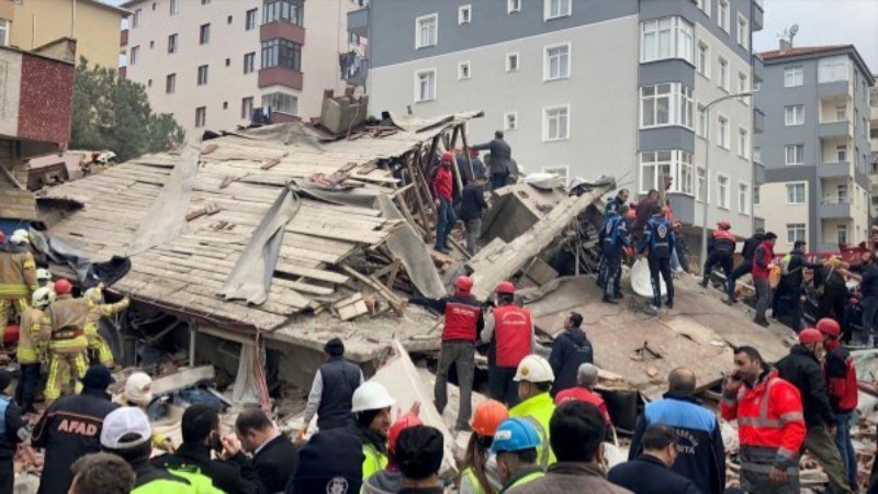 Число погибших при обрушении жилого дома в Стамбуле возросло до десяти