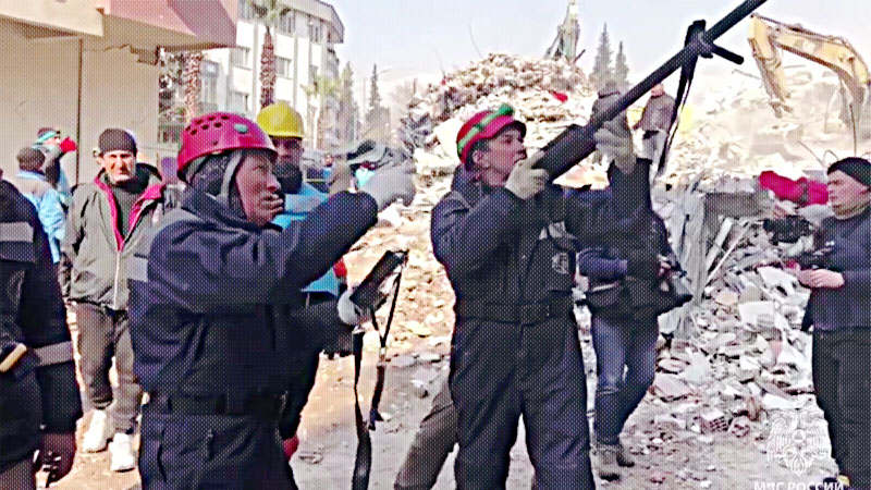 Мобильные группы МЧС России выезжают на места, где под завалами в Турции есть выжившие