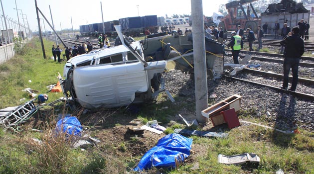 В Мерсине поезд сбил автобус, погибли 9 человек  