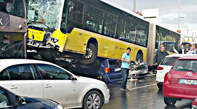 В Стамбуле метробус сошел с дороги, одиннадцать человек пострадали