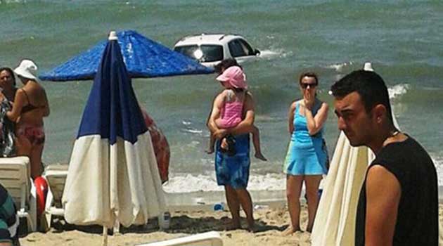 В Турции автомобиль врезался в отдыхающих на пляже людей