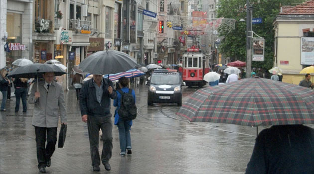 В Турции двоих людей убило молнией