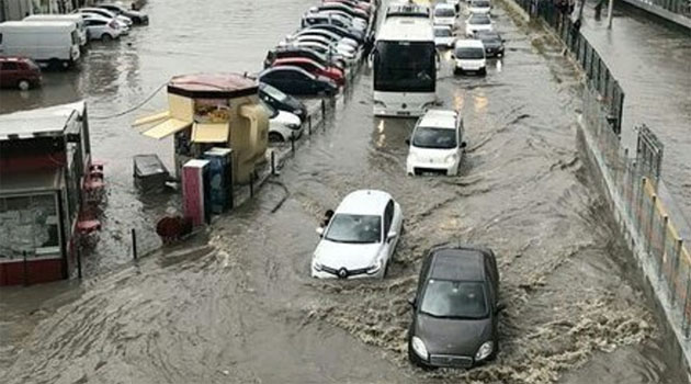 Наводнение, вызванное сильным ливнем, парализовало Стамбул