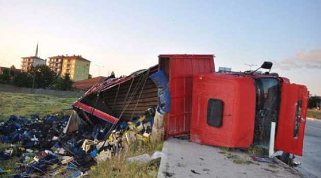 В Турции грузовик столкнулся с легковым автомобилем, шесть человек погибли