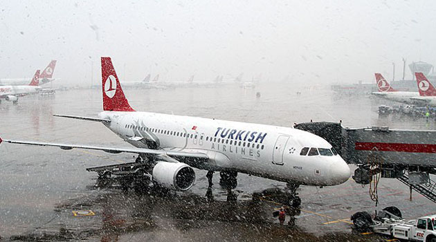 Снег перекрыл и воздушные пути Турции