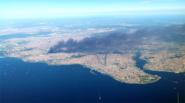 В Стамбуле горит текстильная фабрика, город окутан черным дымом