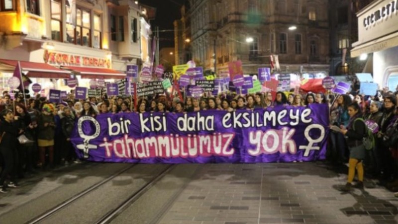СМИ: В Стамбуле женщин, собравшихся на демонстрацию, разогнали перцовым газом и резиновыми пулями