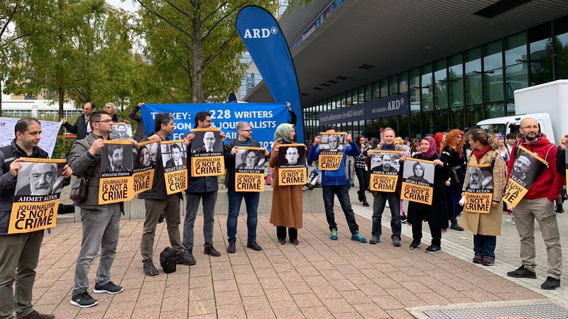 Журналисты, покинувшие Турцию, провели протест в Германии в поддержку заключённых в тюрьму коллег