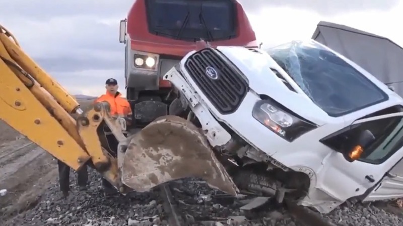 В Турции водитель фургона пережил столкновение с поездом