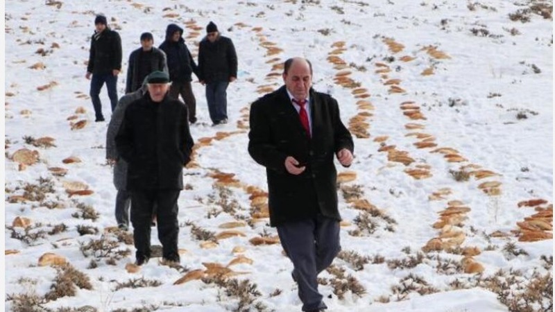 В Турции жители Эрзурума разложили 2 тысячи буханок хлеба, чтобы отпугнуть беду