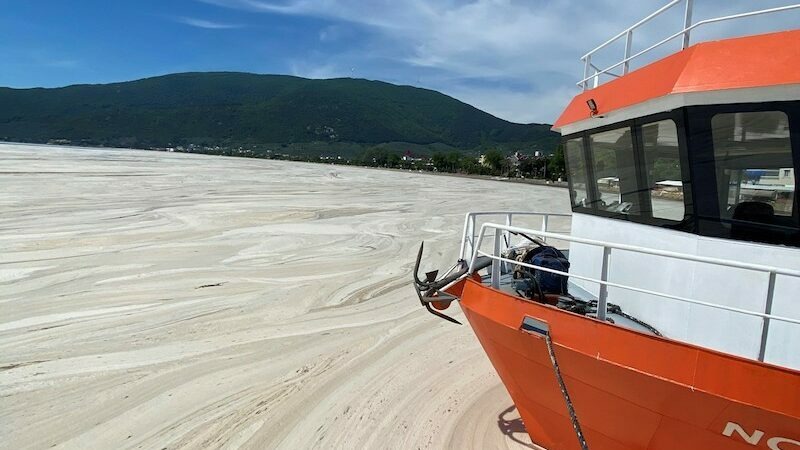 Минэкологии Турции направило судно в Мраморное море для изучения скоплений морской слизи