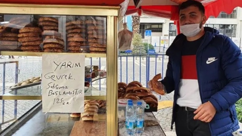 Турецкий торговец стал продавать половину симита в знак протеста росту цен