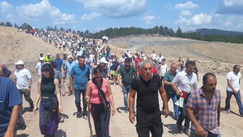 Тысячи людей идут на северо-запад Турции в знак протеста против строительства золотого рудника