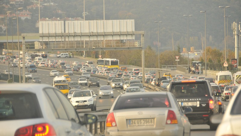 Боязнь общественного транспорта привела к высокой загруженности дорог в Стамбуле