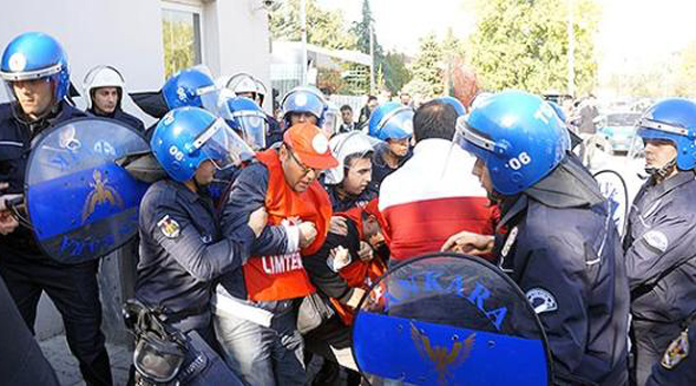 Полиция задержала 17 демонстрантов у здания турецкого Министерства труда