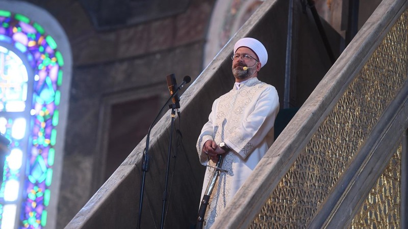 Главный религиозный деятель Турции отверг критику из-за проповеди с мечом
