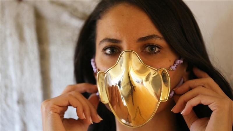 Турецкий мастер производит уникальные серебряные и золотые маски для лица