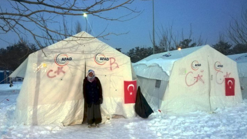 Тысячи людей, переживших землетрясение в Элязыге, всё ещё живут в палатках в холодную погоду