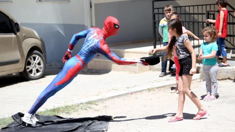 Турецкий Человек-паук раздал конфеты детям на праздник Ид-аль-Фитр