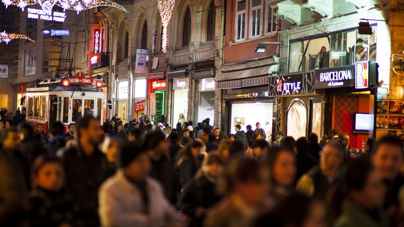 Знаменитую улицу Стамбула временно перекрыли в рамках мер профилактики