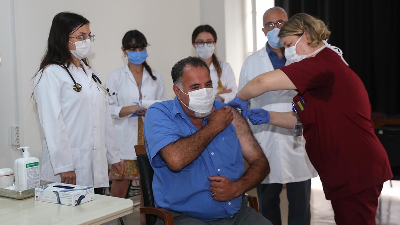 В Турции сделали человеку первую вакцину китайского препарата от коронавируса