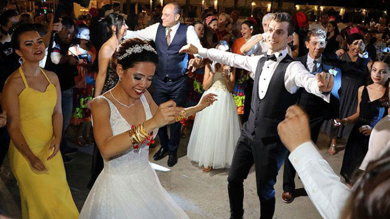 Многолюдные свадьбы в Турции разрешат проводить с июля