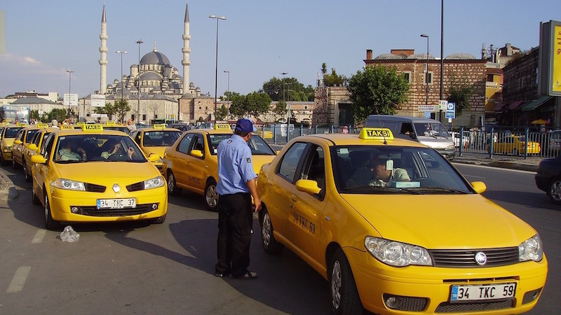 WSJ: Водители такси в Стамбуле обеспокоены сокращением спроса на их услуги