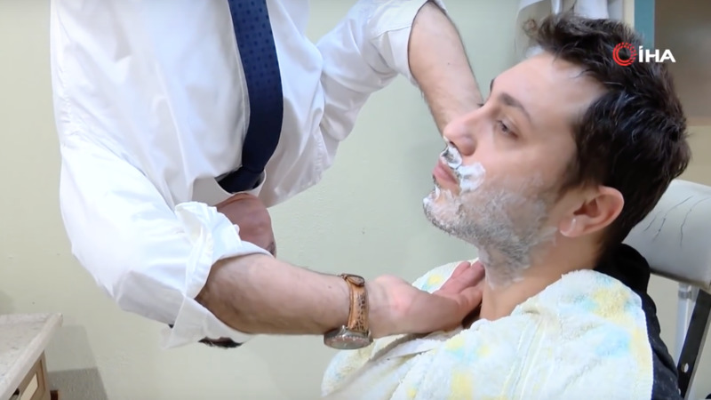 Турецкий парикмахер «летучая мышь» бреет клиентов вверх тормашками