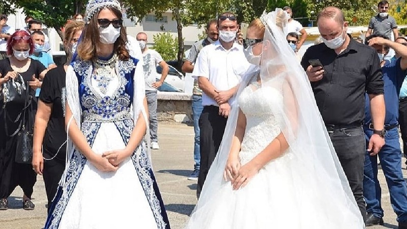 Турция использует свадебных инспекторов для контроля COVID-19