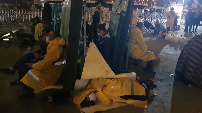 Мэр Анкары отправил протестующим адвокатам еду и дождевики