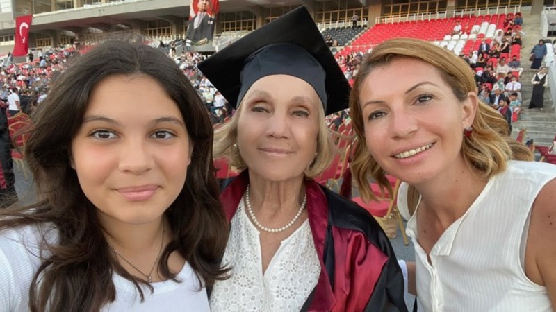 В Турции женщина стала врачом в 74 года