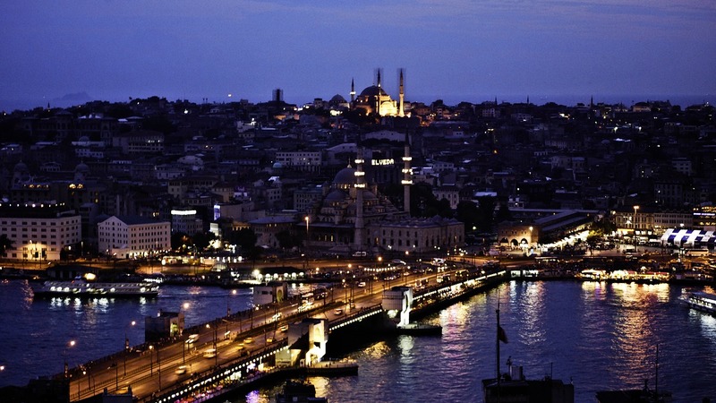 Мэр Стамбула выступил против экономии уличного освещения