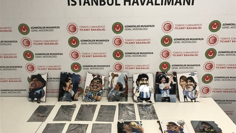 В аэропорту Стамбула изъяли кокаин, спрятанный в фотографиях Марадоны
