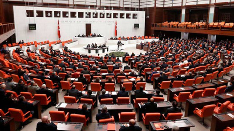 В турецком парламенте задержали людей с муляжом бомбы