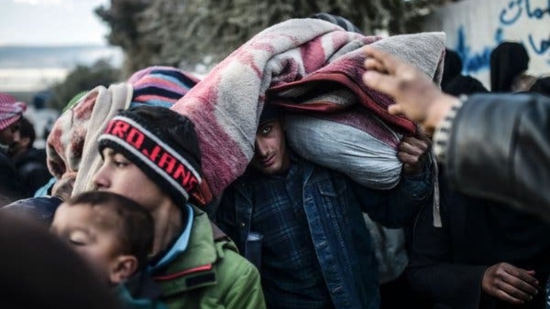 Reuters: На фоне атаки на Идлиб в Сирии к турецкой границе устремились десятки тысяч сирийцев