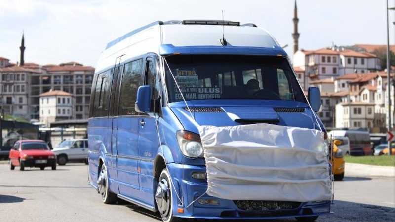 В Турции водитель надел маску на микроавтобус, чтобы привлечь внимание к коронавирусу