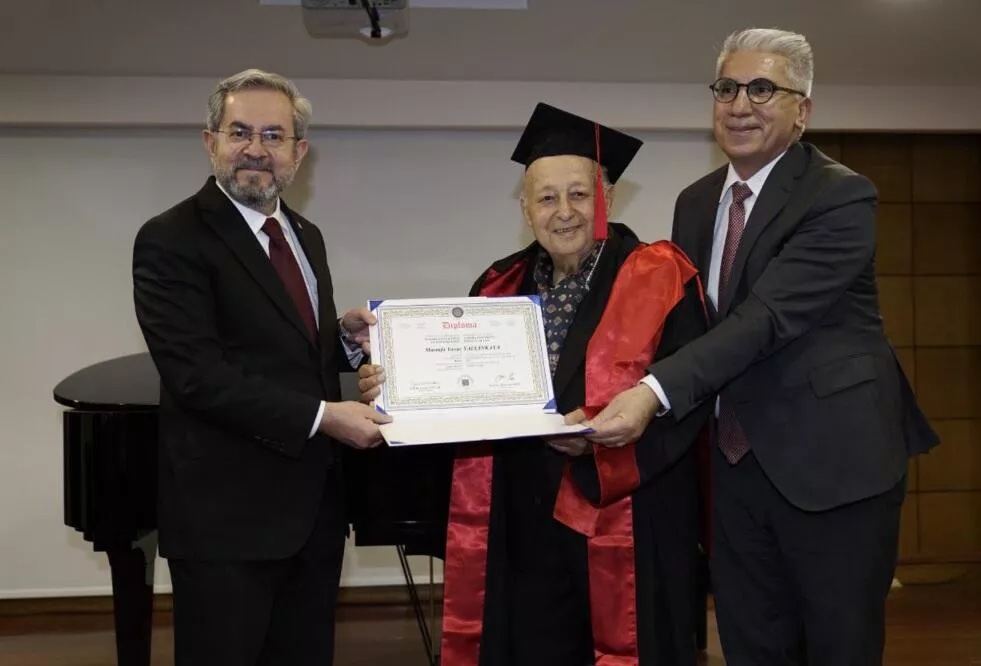 В Турции диплом об окончании университета получил самый пожилой студент