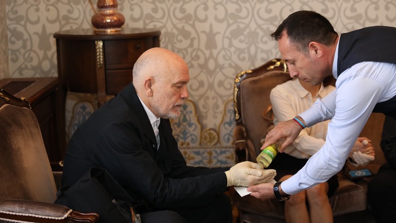 Из-за страха перед коронавирусом актёр Малкович встретился с мэром Стамбула в латексных перчатках