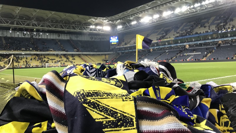 Фанаты «Фенербахче» закидали поле шарфами прямо во время матча. Это красивая акция поддержки пострадавших от землетрясения
