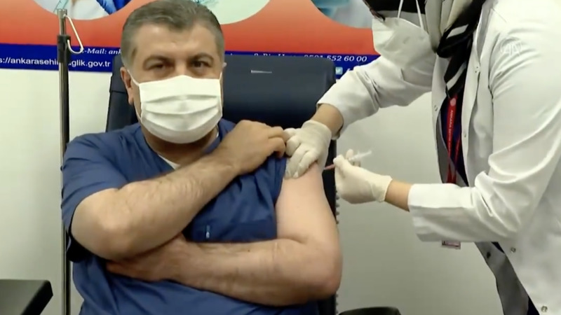 Глава Минздрава Турции первым в стране привился от коронавируса вакциной CoronaVac