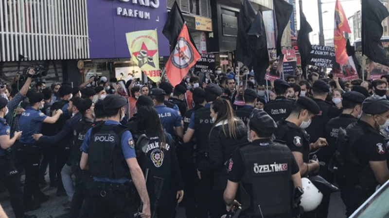 СМИ: В Стамбуле задержали более 20 протестующих против насилия в полиции (ВИДЕО)