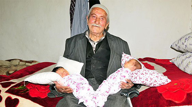 85-летний Абдуллах Севинч стал отцом близнецов