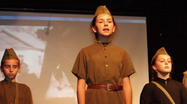 Школа в турецкой Аланье исполнила спектакль на День Победы
