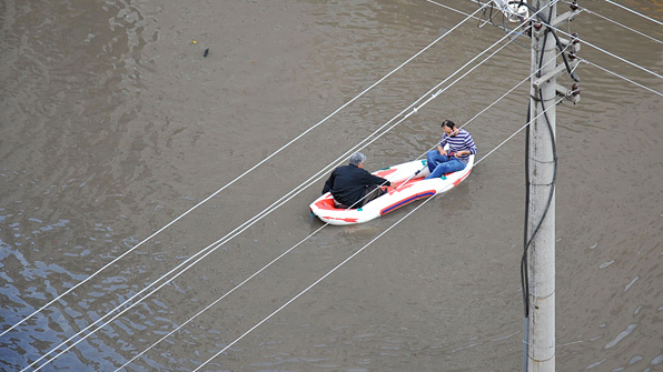 В результате наводнений в Анталии шесть человек пропали без вести