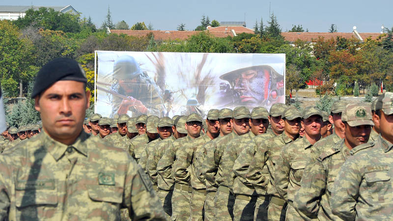 Сотни турецких мужчин хотят получить освобождение от военной службы
