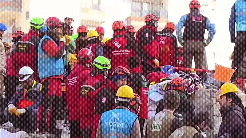 Спасатели в Турции находят выживших на шестой день после землетрясений