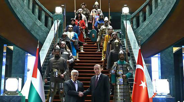 Пользователи социальных сетей насмехаются над церемонией Эрдогана в историческом стиле