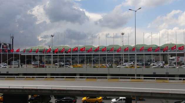 В стамбульском аэропорту приспущены флаги